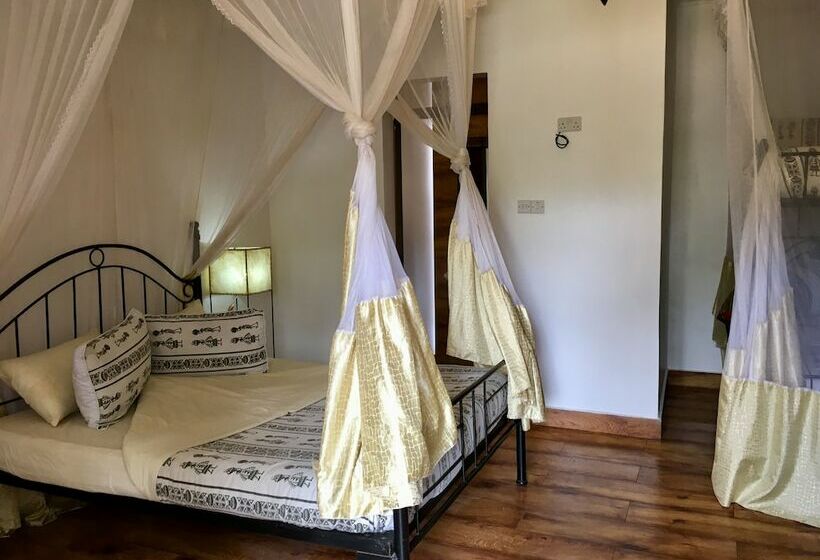 اتاق سوپریور سه تخته, Ahadi Lodge