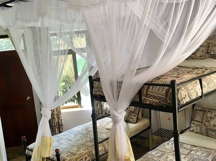 اتاق سوپریور سه تخته, Ahadi Lodge