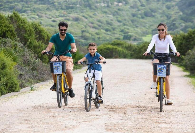 Quarto Quadruple Basic, Lu  Hotel Porto Pino