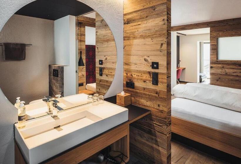 سوییت با چشم‌انداز کوه, Cores