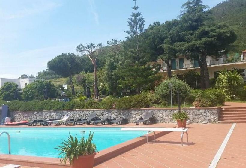 Standard-studio Parveke, Residence La Vignetta