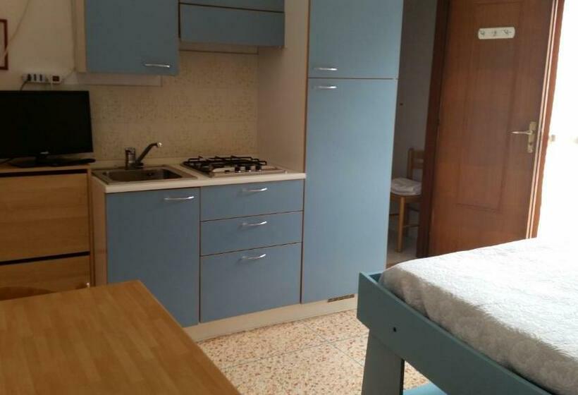 Standard-studio Parveke, Residence La Vignetta