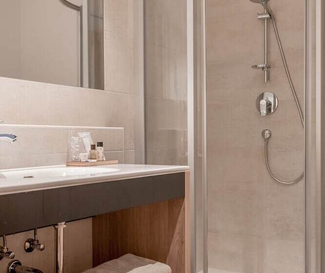 Comfort room with balcony, Mathiesn