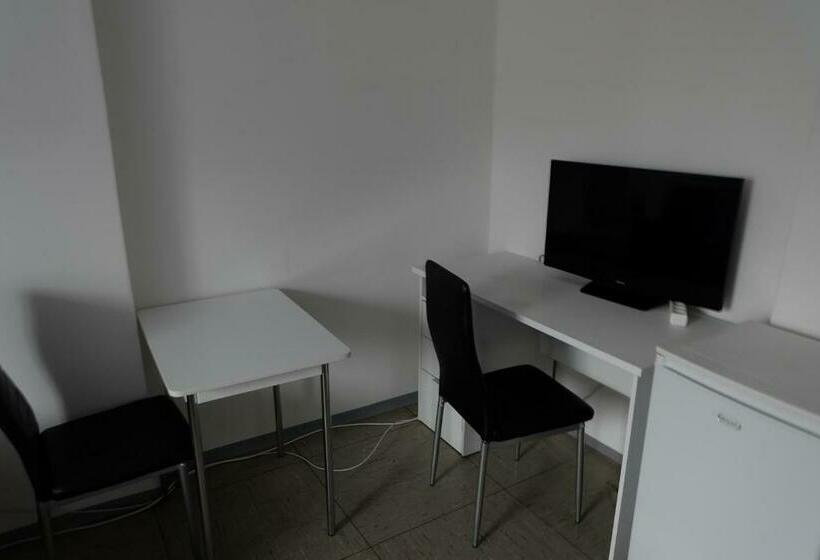 חדר מוזל מקלחת משותפת, Montagehotel Bed & Steel