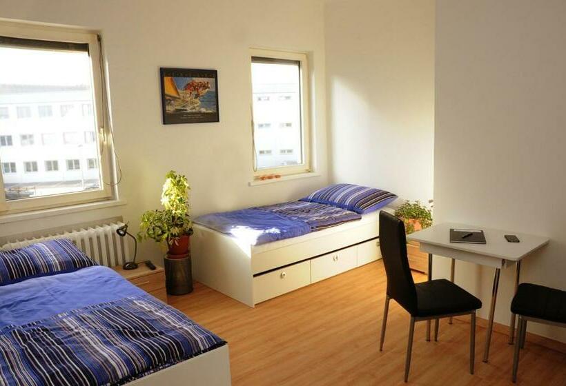 חדר מוזל מקלחת משותפת, Montagehotel Bed & Steel