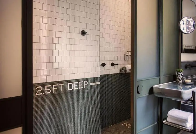 Superior-huone, Moxy Nyc Times Square