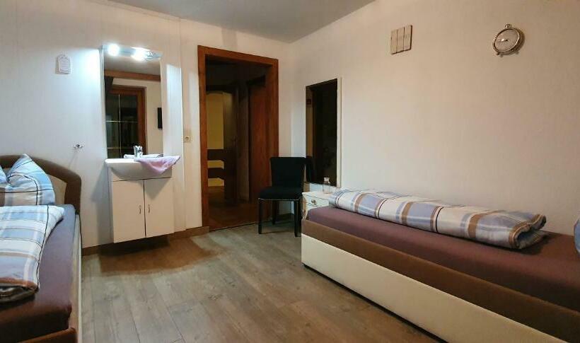 Quarto Quadruple Standart com Varanda, Gasthof Gaistal