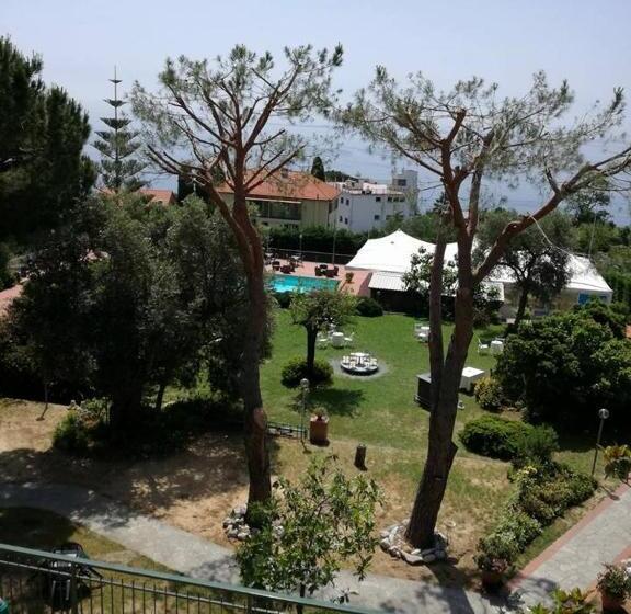 Huoneisto 1 Makuuhuone Allasnäkymä, Residence La Vignetta