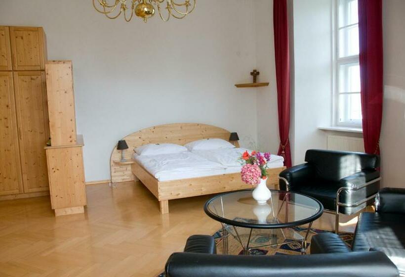 Номер Стандарт, Schloss Gumpoldskirchen