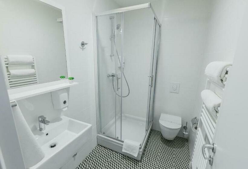 اتاق استاندارد با چشمانداز باغ, štacija