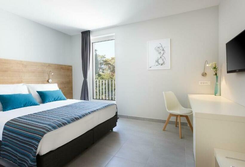 اتاق استاندارد با چشمانداز باغ, štacija