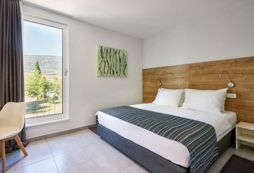 اتاق استاندارد با چشمانداز باغ, štacija