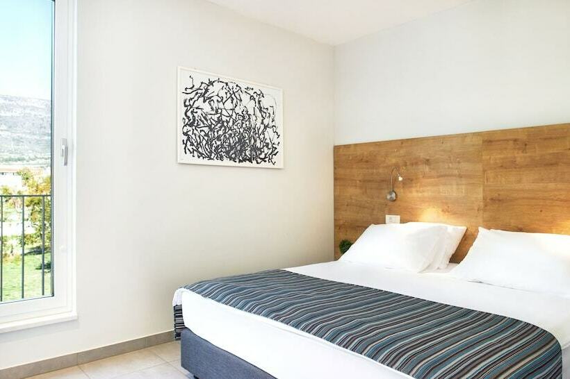 اتاق استاندارد با چشمانداز باغ, štacija