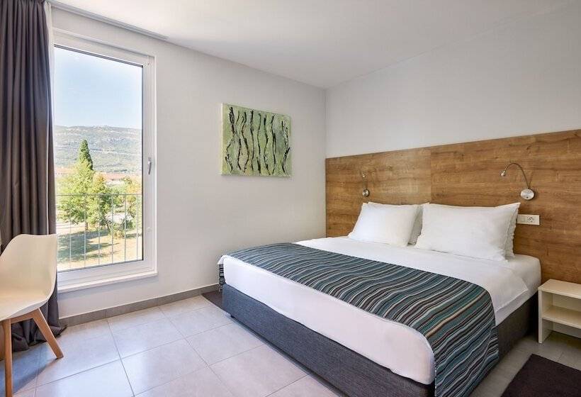 اتاق استاندارد با چشمانداز باغ, štacija