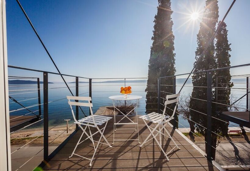 اتاق سوپریور با چشمانداز دریا و بالکن, štacija