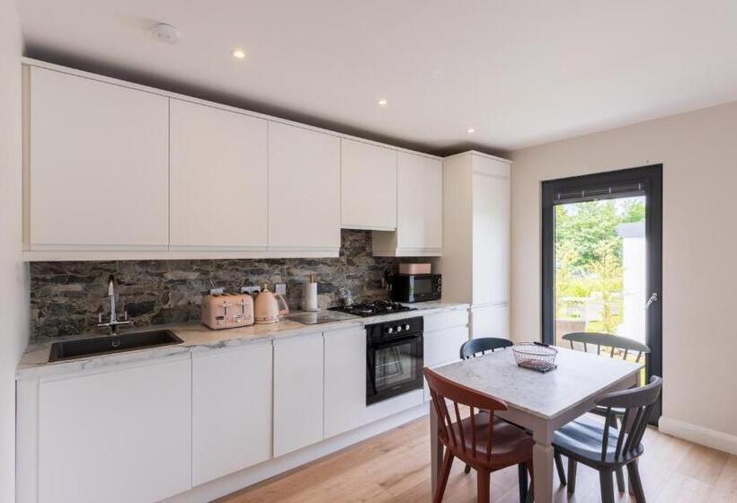 דירת שני חדרים, Boyne View House