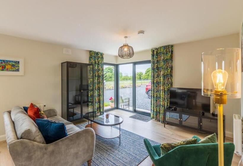 דירת שני חדרים, Boyne View House