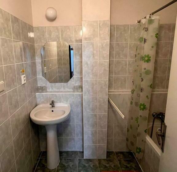 Quarto Estandar, Akadémia
