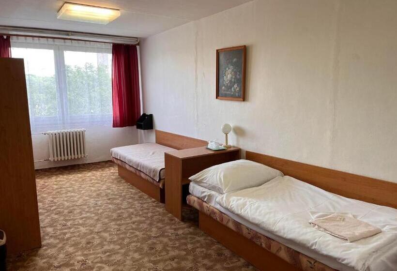 Quarto Triplo Economy, Akadémia