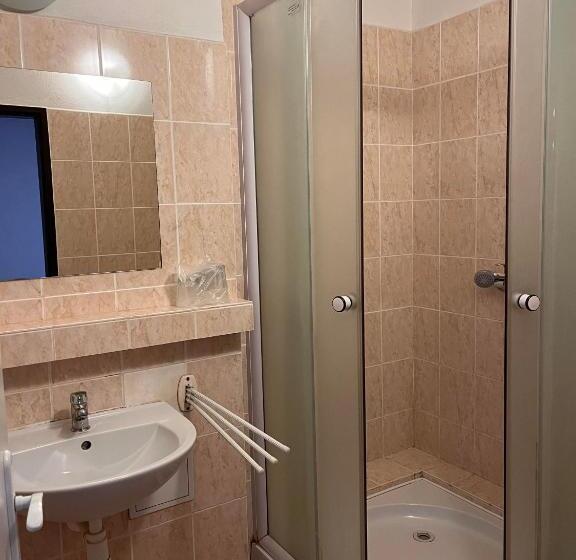 Quarto Quádruplo Economy, Akadémia