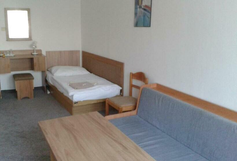 Quarto Economy Individual, Akadémia