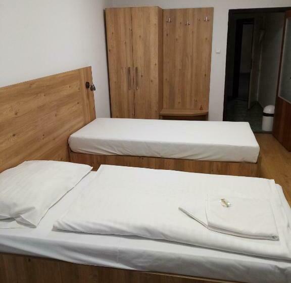 Quarto Estandar Individual, Akadémia
