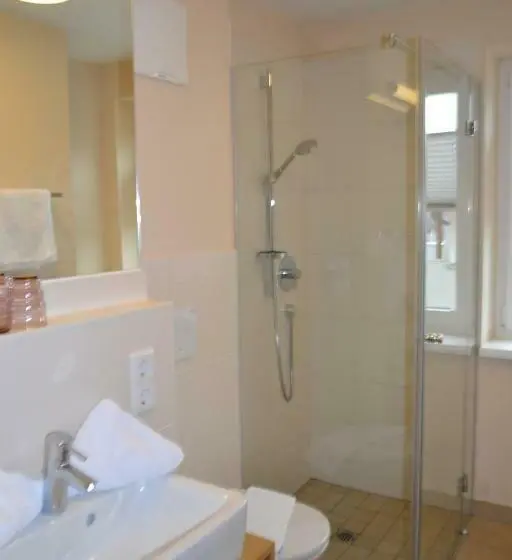 Standard Neljän Hengen Huone, Gasthof Tirolerwirt
