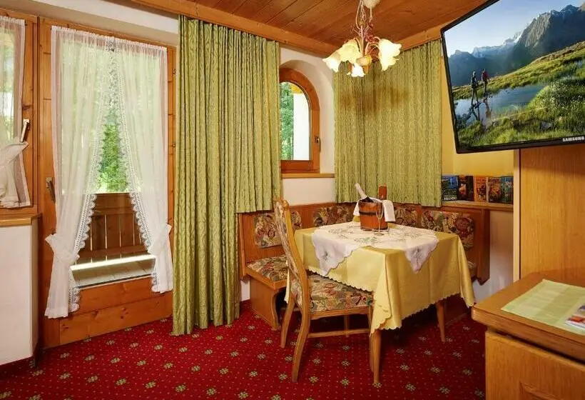 Standard Kolmen Hengen Huone Parveke, Ländenhof Superior