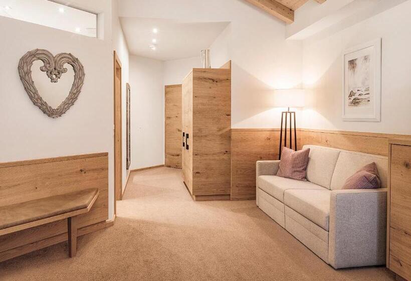 سوییت جونیور لوکس, Magdalena Mayrhofen