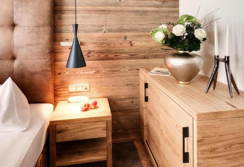 سوییت جونیور لوکس, Magdalena Mayrhofen