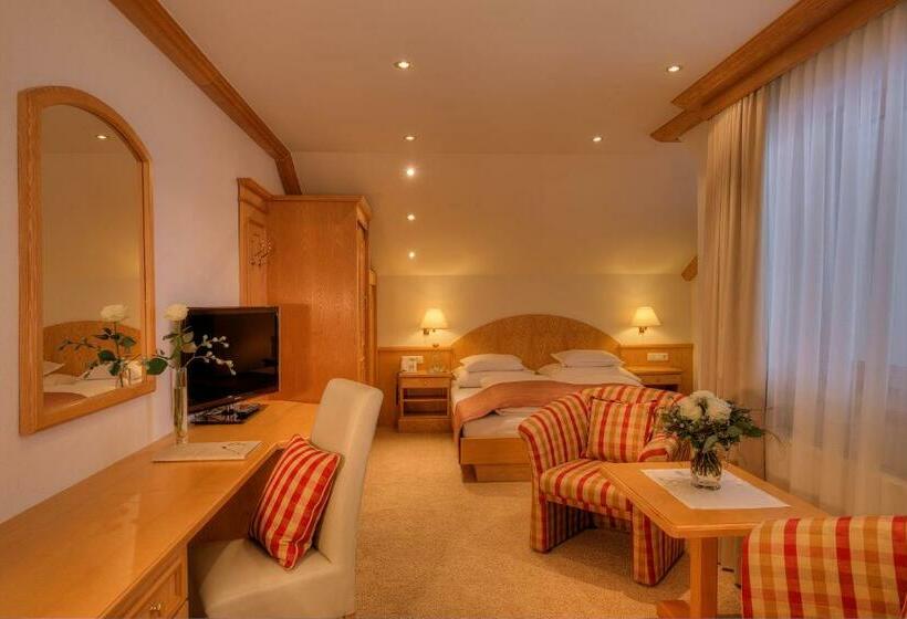 اتاق استاندارد سه تخته با بالکن, Palin