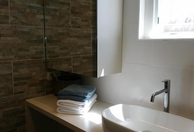 חדר משפחתי נוף לגינה, B&b Charles Cabour