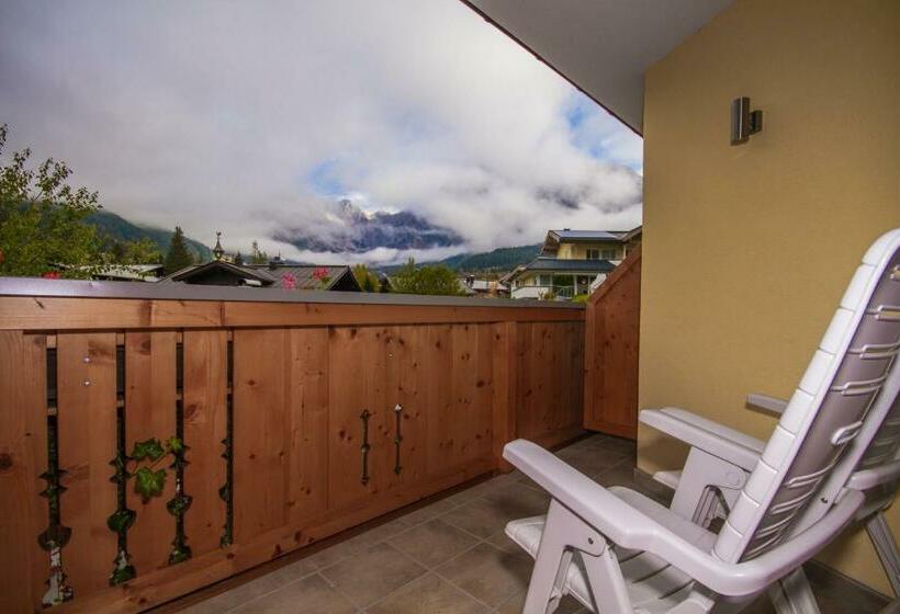 סוויטת ג'וניור עם מרפסת, Berg & Spa Hotel Urslauerhof