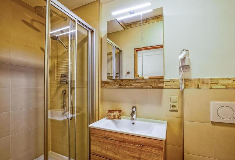 غرفة عائلية, Gasthaus Auwirt