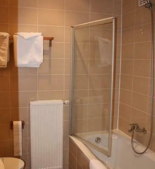 Standard Kolmen Hengen Huone, Giorgi