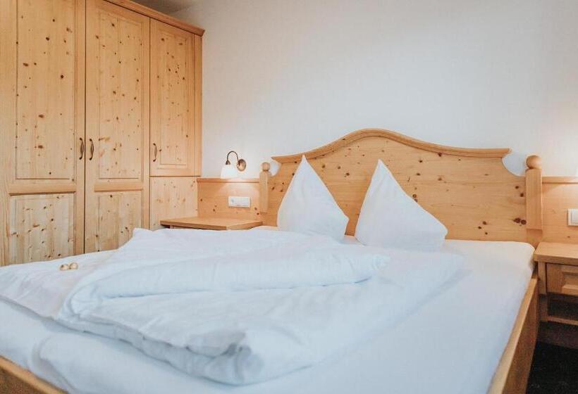 جناح بغرفتي نوم, Silberfux