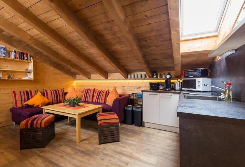 شقة غرفة واحدة, Rutsche Hostel