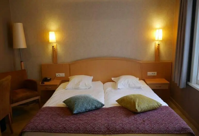 Standard Kolmen Hengen Huone, Cajou
