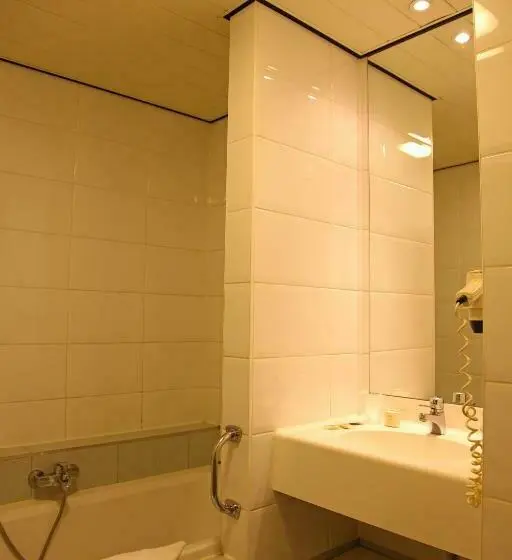 Standard Neljän Hengen Huone, Cajou