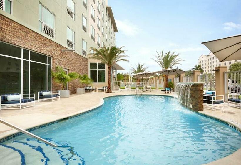 带大床的标准间, Four Points By Sheraton Miami Airport