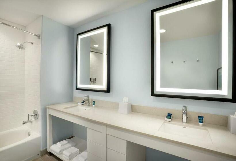 带大床的标准间, Four Points By Sheraton Miami Airport