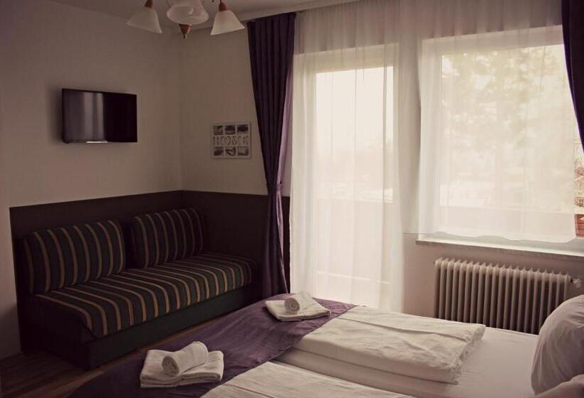 חדר לארבעה סטנדרטי עם מרפסת, Haus Lavendel