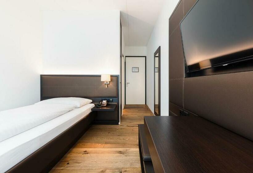 اتاق استاندارد یک نفره, Kommod