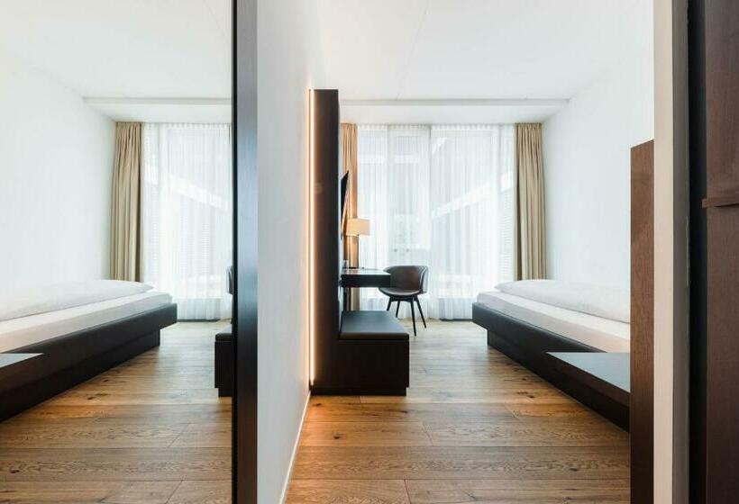 اتاق استاندارد یک نفره, Kommod