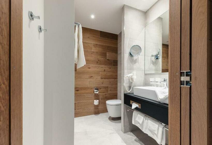 اتاق استاندارد یک نفره, Kommod