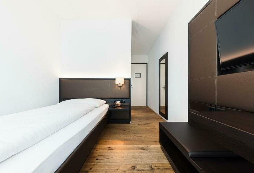 اتاق استاندارد یک نفره, Kommod