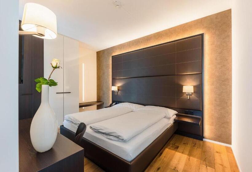 سوئیت کلاسیک, Kommod