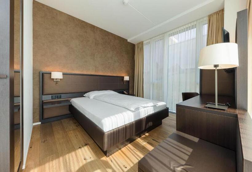 اتاق استاندارد با تخت دو نفره بزرگ, Kommod