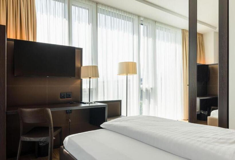 اتاق استاندارد با تخت دو نفره بزرگ, Kommod