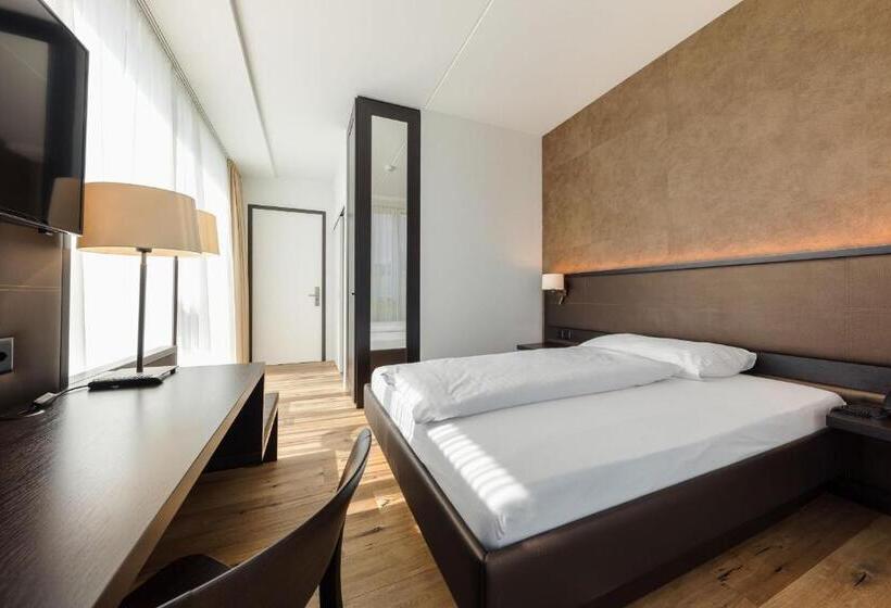 اتاق استاندارد با تخت دو نفره بزرگ, Kommod